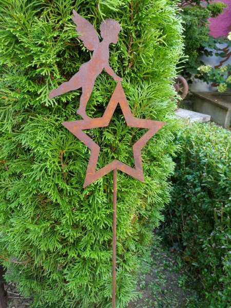 Edelrost Gartenstecker Putte auf Stern stehend