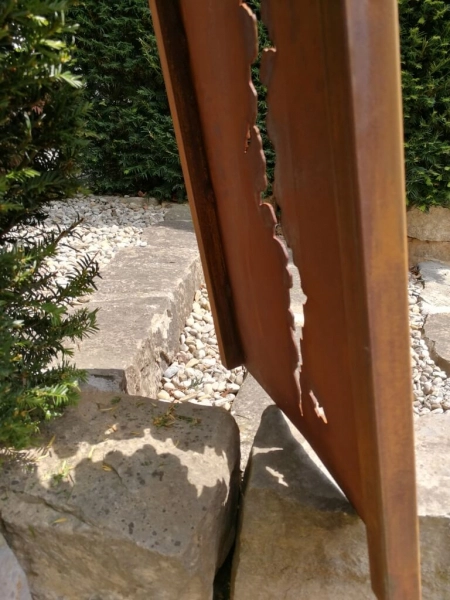 Edelrost Sichtschutzelement Stele Riss