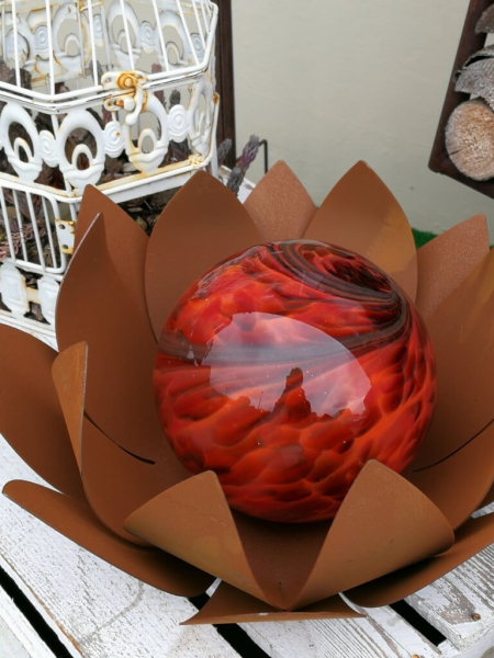 Edelrost Glasseerose mit roter Kugel