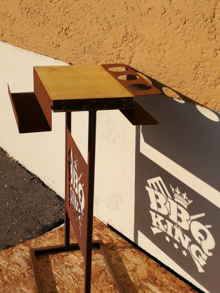 Edelrost Grilltisch mit Spruchtafel BBQ King