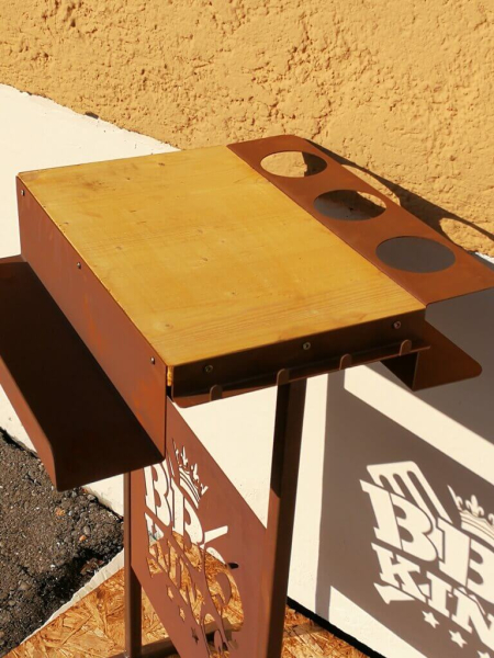 Edelrost Grilltisch mit Spruchtafel BBQ King