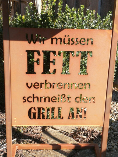 Edelrost Grilltisch mit Spruchtafel Fett verbrennen