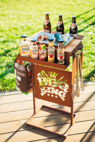 Edelrost Grilltisch mit Spruchtafel Grillkönig