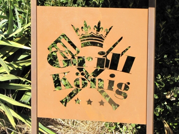 Edelrost Grilltisch mit Spruchtafel Grillkönig