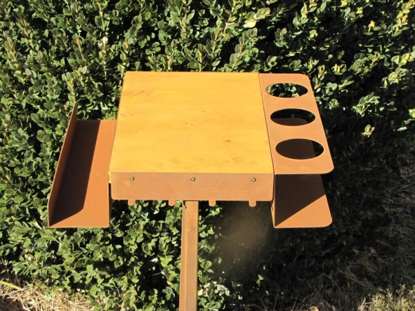 Edelrost Grilltisch mit Spruchtafel Grillkönig