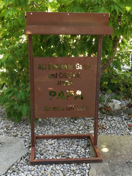 Edelrost Grilltisch mit Spruchtafel Papa Grillen