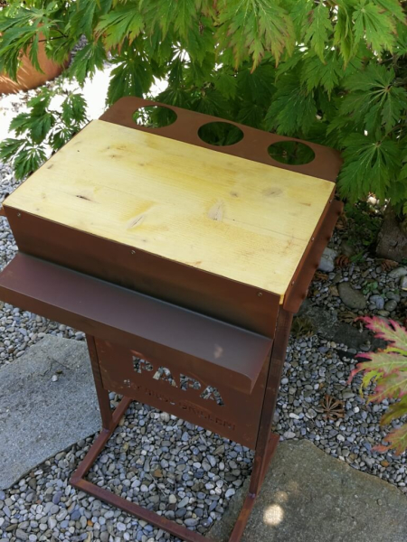 Edelrost Grilltisch mit Spruchtafel Papa Grillen