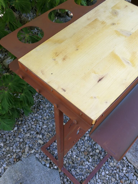 Edelrost Grilltisch mit Spruchtafel Papa Grillen
