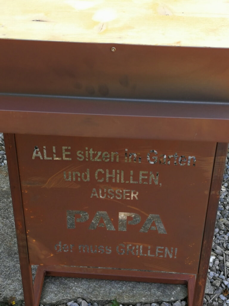 Edelrost Grilltisch mit Spruchtafel Papa Grillen
