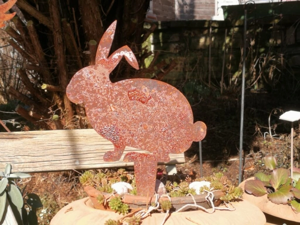 Edelrost Hase Ronald mit Spieß