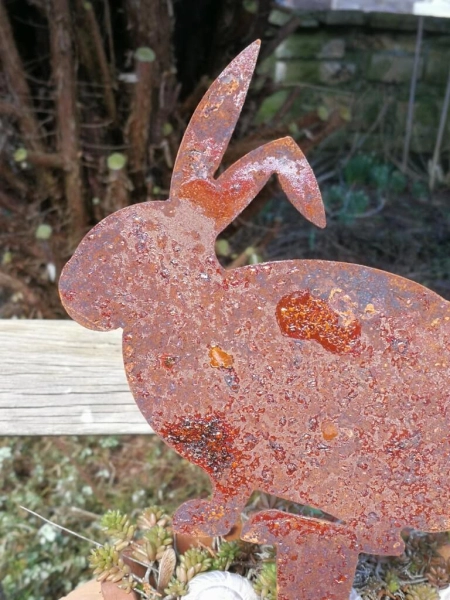 Edelrost Hase Ronald mit Spieß