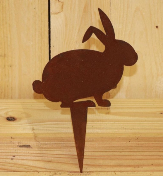 Edelrost Hase Ronald mit Spieß