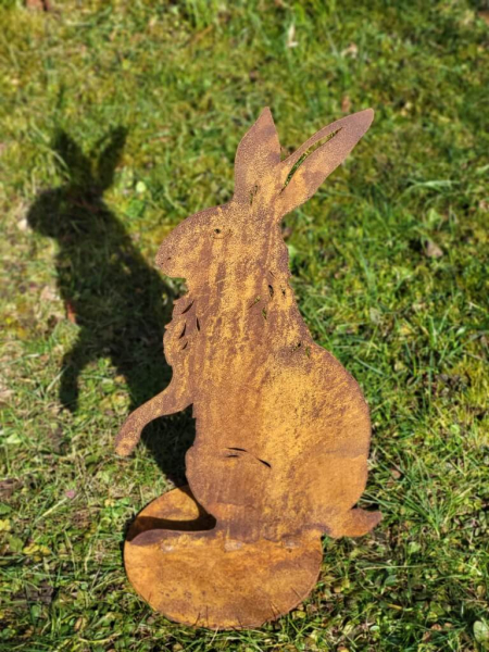 Edelrost Hase Sammy, sitzend