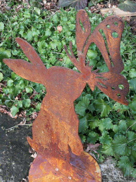 Edelrost Hase mit Schmetterling