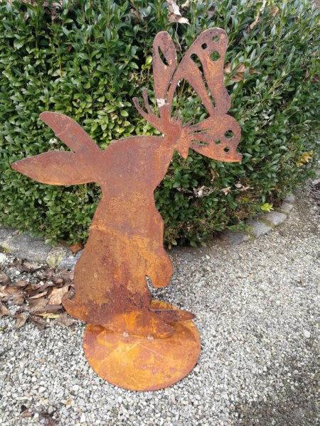 Edelrost Hase mit Schmetterling