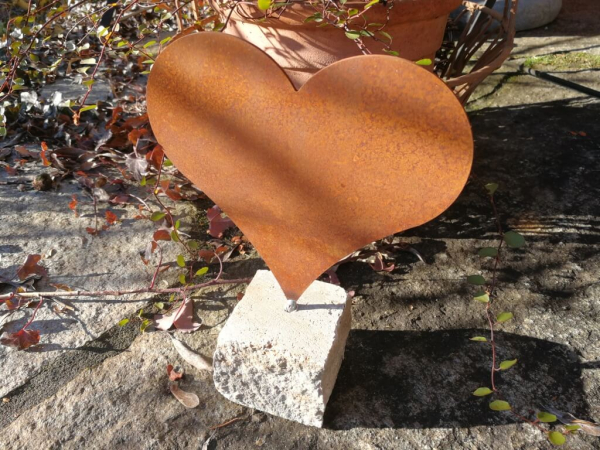 Edelrost Herz auf Steinsockel