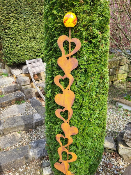 Edelrost Gartenstecker Herzband, mit Glaskugel