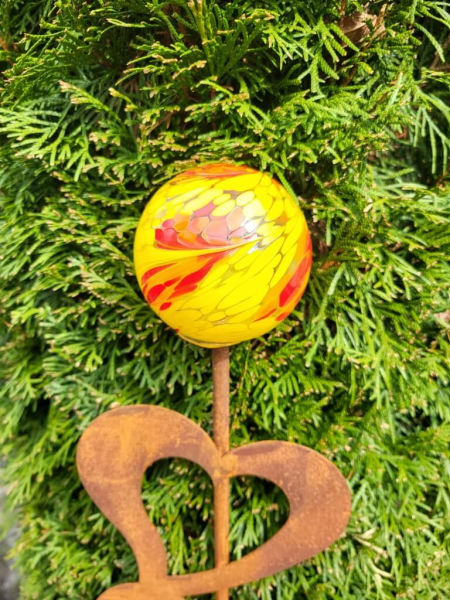 Edelrost Gartenstecker Herzband, mit Glaskugel