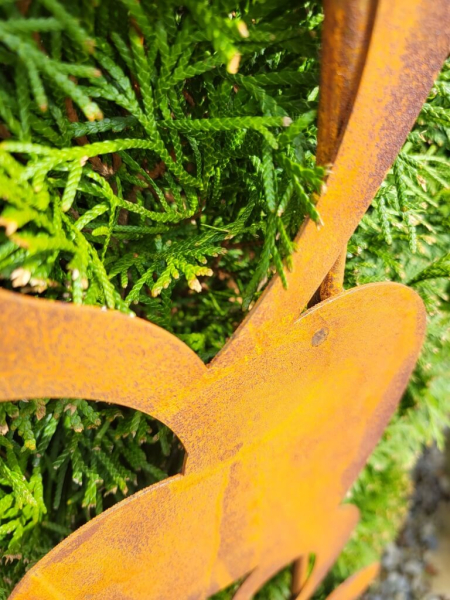 Edelrost Gartenstecker Herzband, mit Glaskugel