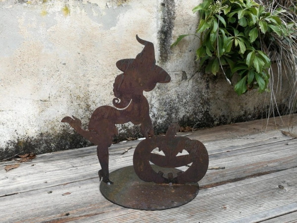 Edelrost Hexe Lucinda mit Kürbis