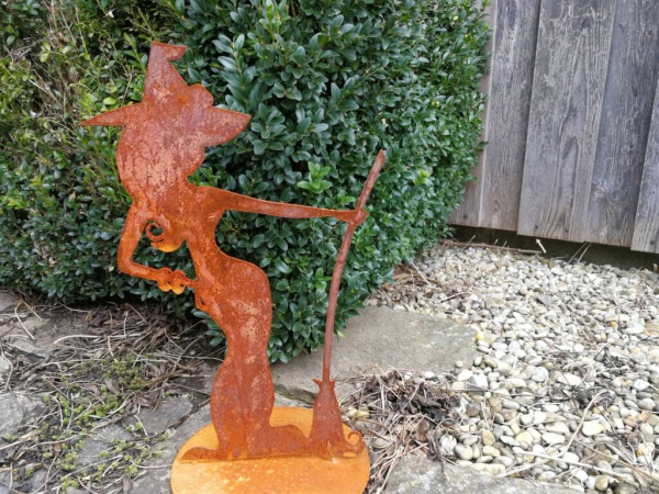Edelrost Hexe Minerva, mit Armreifen