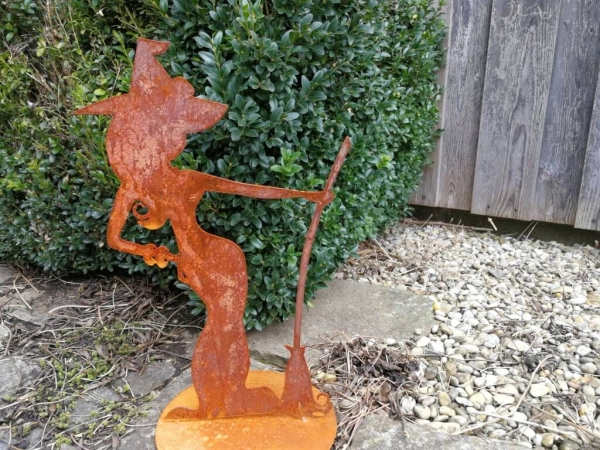 Edelrost Hexe Minerva, mit Armreifen