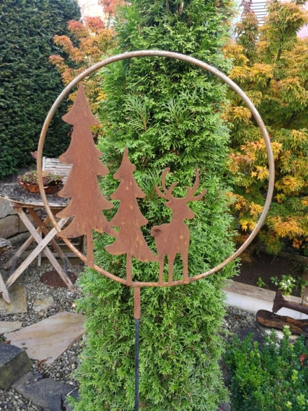 Edelrost Gartenstecker Hirsch mit Tannen im Ring