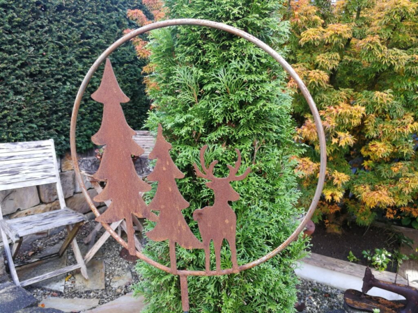 Edelrost Gartenstecker Hirsch mit Tannen im Ring