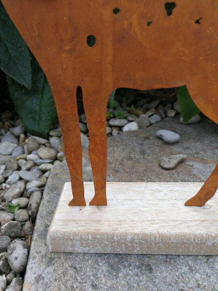 Edelrostoptik Hirsch auf Holzplatte, umsehend
