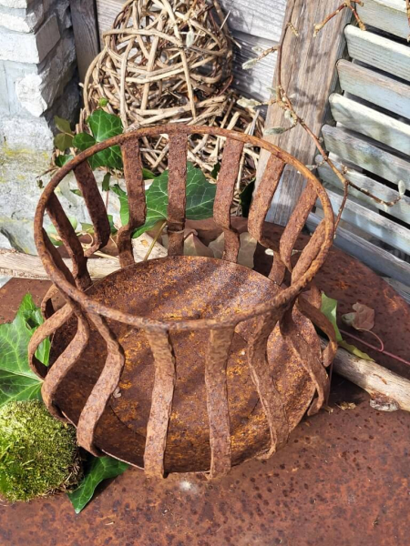 Edelrost Korb zum Stellen auf Kugeln