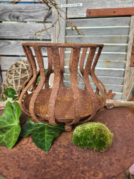 Edelrost Korb zum Stellen auf Kugeln