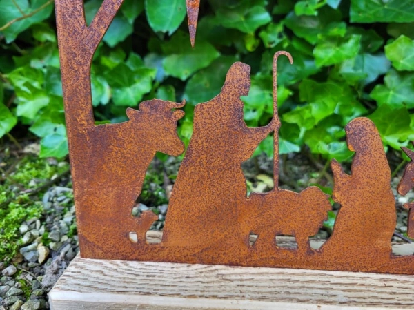 Edelrost Krippe hoch auf Holz