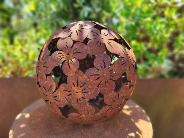 Edelrost Kugel Hortensienblüten