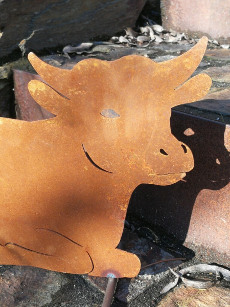 Edelrost Kuh, liegend