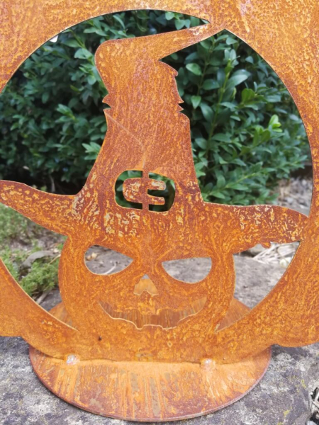 Edelrost Halloween Kürbis mit Fratze und Hut, auf Platte