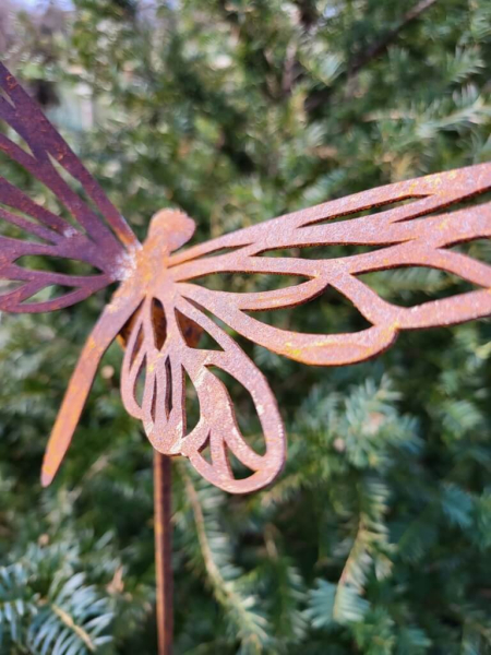 Edelrost Gartenstecker Libelle auf Kugel