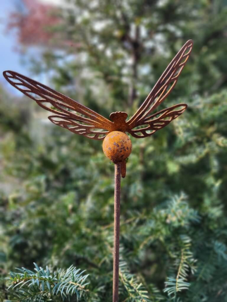 Edelrost Gartenstecker Libelle auf Kugel