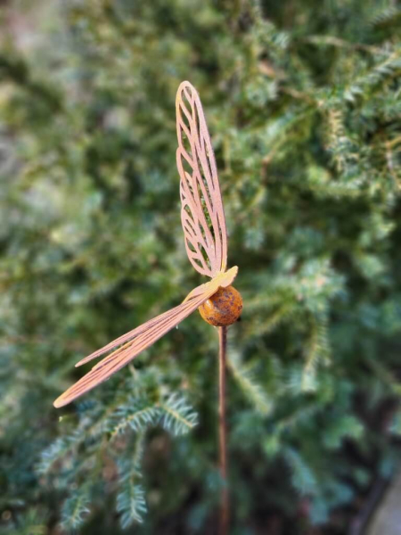 Edelrost Gartenstecker Libelle auf Kugel
