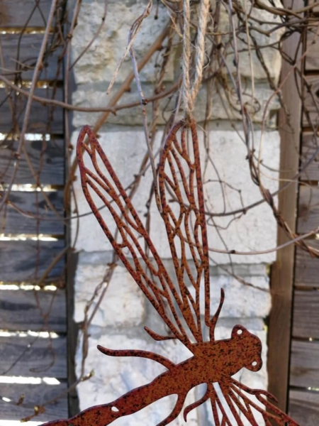 Edelrost Libelle zum Hängen, geäderte Flügel