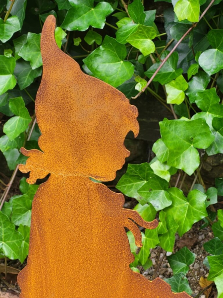 Edelrost Mädchen auf Schlitten