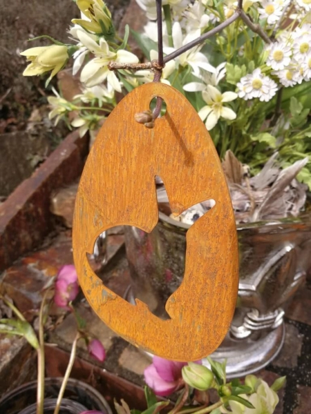 Edelrost Osterei Hase Knuddel, umschauend, zum Hängen