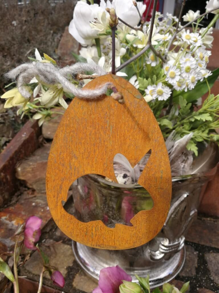 Edelrost Osterei Hase Purzel, geduckt, zum Hängen