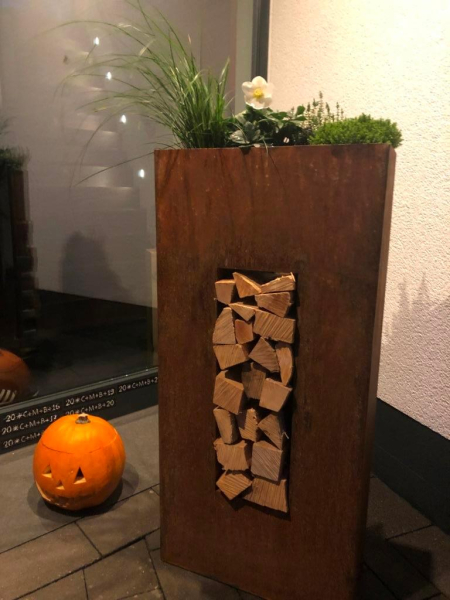 Pflanzsäule mit Aussparung
