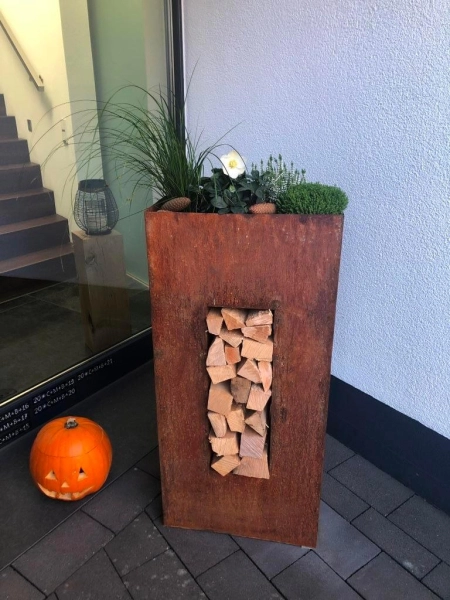 Pflanzsäule mit Aussparung