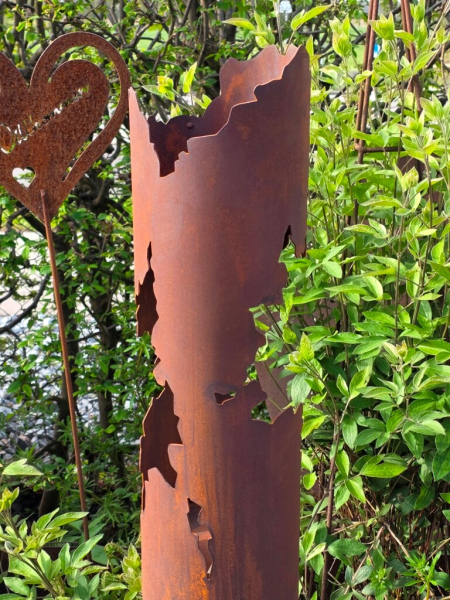 Edelrost Leuchtsäule Riss