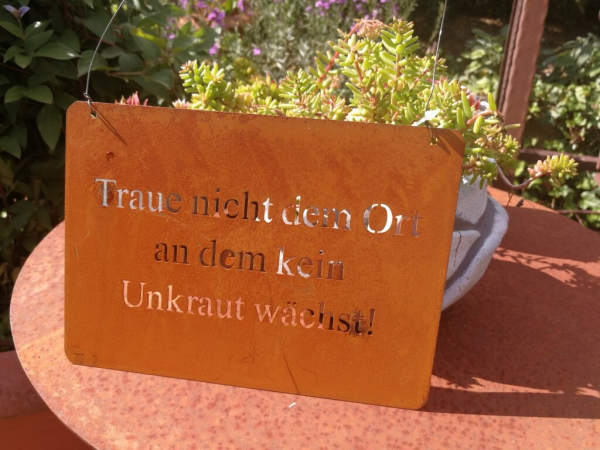 Edelrost Schild Traue nicht dem Ort