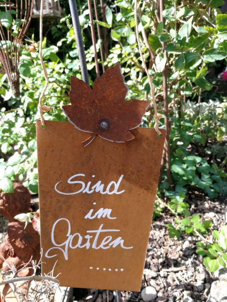 Edelrost Schild mit Ahornblatt "Sind im Garten"
