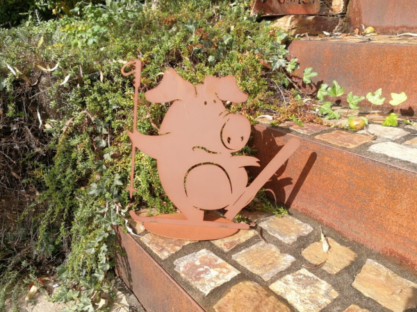 Edelrost Schwein Siggi auf Ski