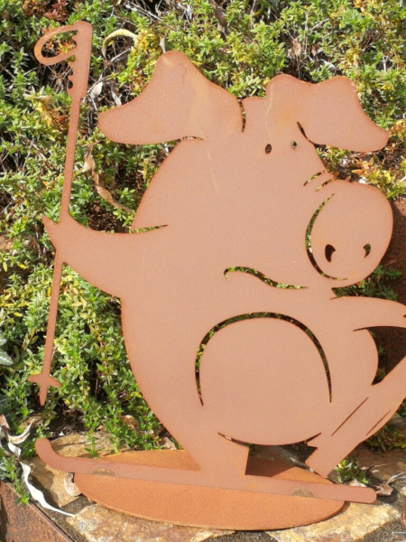 Edelrost Schwein Siggi auf Ski