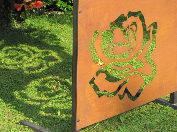 Edelrost Sichtschutzwand Rosenblüten